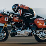 Der ehemalige MotoGP-Pilot Bradley Smith auf der Renn-Harley.