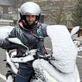 MotoGP-Ass Johann Zarco mit seinem schneebedeckten Honda-Roller