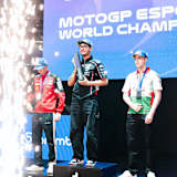 Das Podium der MotoGP-eSport-Weltmeisterschaft 2025 mit Champion Turrisi