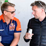 Richard Coleman (Tech3) im Gespräch mit KTM-Rennsportchef Pit Beirer (li.)