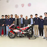 Das Team von UniBo Motorsport mit Ducati-CEO Claudio Domenicali