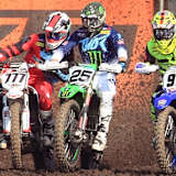 Evgeny Bobryshev (#777) startet in der WM mit einem Serienmotor von Suzuki und verliert schon am Start an Boden