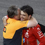 Carlos Sainz gratuliert McLaren-CEO Zak Brown zum Gewinn des Konstrukteurs-Pokals