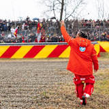 Lewis Hamilton hat immer wieder mit Ferrari geliebäugelt, in diesem Jahr absolviert er seine erste Saison in Rot – sehr zur Freude der Tifosi