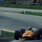 Bruce McLaren, verfolgt von Pedro Rodriguez