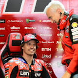 Nicolo Bulega (li.) mit Teammanager Davide Tardozzi