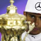 Lewis Hamilton mit der Goldtrophäe des Königlich Britischen Automobilklubs