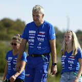 Lucy Michel (re.) mit ihrem Teamchef Stefan Laux und ihrer Mama