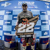 Toni Bou (Mitte) feierte seinen 22. Trial-WM-Titel