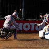 Espargaro driftet, Weltmeister Martin feuert an