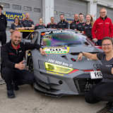 Das Team um Jil Herbst (vorne rechts) feiert die 100.000 Kilometer-Schallmauer