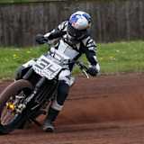 Randy Krummenacher driftet mit seinem Dirt-Track-Bike