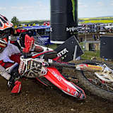 Tim Gajser fährt und scrubbt auch im Talkessel wie entfesselt