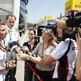 Der Star des Sauber-Teams: Die Aufmerksamkeit der Medien ist Simona de Silvestro im Formel-1-Fahrerlager sicher