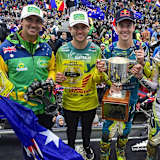 Team Australien hielt 2024 die Chamberlain Trophy in den Händen