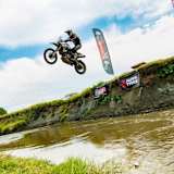 Was andere mit der Motocross-Maschine springen, überfliegt Tarres mit der Reise-Enduro