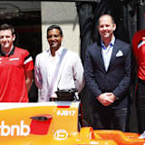 Fabio Leimer (links) mit Vertretern von Aponsor airbnb sowie Manor-Teammanager Graeme Lowdon (rechts)