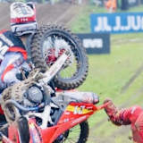 Marcel Stauffer wurde vom Hinterrad der Honda von Ruben Fernandez getroffen