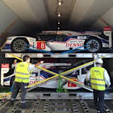 Die beiden Toyota TS040 auf dem Weg nach Japan