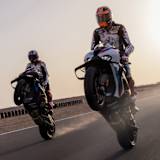 Michael van der Mark (re.) und Toprak Razgatlioglu mit der neuen BMW M1000RR