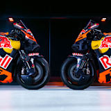 Red Bull ist in diesem Jahr groß auf allen vier MotoGP-Maschinen von KTM – hier die Tech3-Bikes
