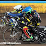 Kevin Wölbert (Blau) steht im SGP-Challenge