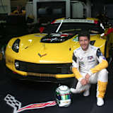 Mike Rockenfeller vor der Corvette C7.R bei den 24h von Le Mans 2018