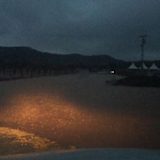 Das Fahrerlager steht komplett unter Wasser