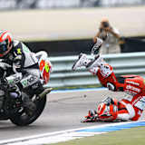 Bautista in Assen: Aoyama ins Heck geknallt