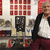 MotoGP-Legende Giacomo Agostini mit einem Teil seiner Schätze