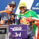 Aufsteiger Ruche Moodley mit Idol und Landsmann Brad Binder