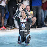 Toprak Razgatlioglu feierte seine drei Siege in Portimao mit einem Bad