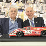 Hans Herrmann (li.) mit Richard Attwood und einem Modell des Porsche 917