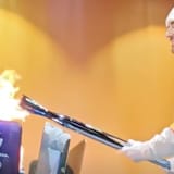 Pecco Bagnaia mit dem Olympischen Feuer in Turin