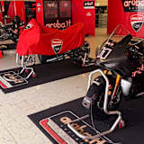 Das Aruba-Team testete mit beiden Fahrern