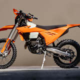Erwischt: KTM 450 EXC-F mit hinterer Aufhängung mit Umlenkhebelei