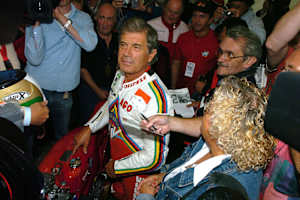 Giacomo Agostini belagert von Presse und Fans