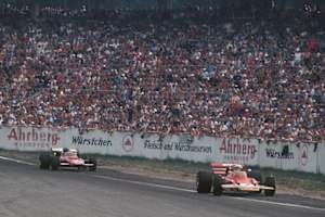 Die Fans sind hin und weg: Jochen Rindt vor Jacky Ickx