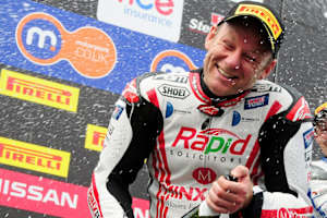 Titelverteidiger Shane Byrne übernimmt erneut die BSB-Tabellenspitze