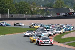 Mies setzt sich am Start im Audi durch