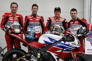 Andrews (Zweiter von links) mit seinen Teamkollegen