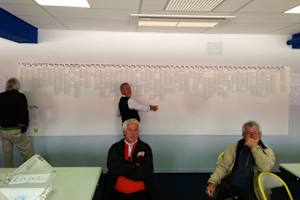 Kollege Pugmeister vor der allwissenden Infotafel