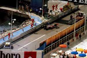 Links Ragnottis Renault, in der Mitte Inoue, rechts der Abschleppwagen