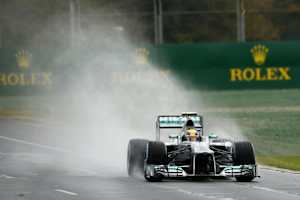 Nico Rosberg pflügt durch den überfluteten Albert Park