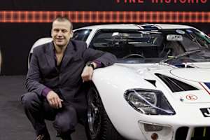 Olivier Panis neben einem Ford GT40