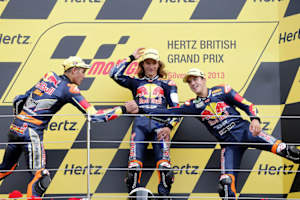 Silverstone-Podest nach Lauf 1: Karel Hanika freut über Saisonsieg Nr. 7, Marcos Ramirez (li.) und Diego Pérez beglückwünschen sich