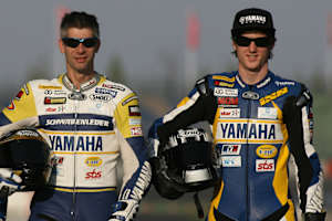 Teuchert und Hommel, der eine putzt, der andere schaut zu