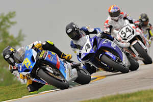 Blake Young vor Joshua Hayes und Jake Zemke