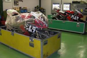 Die Yoshimura-Suzukis für Yukio Kagayama warten auf den Versand