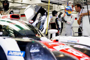 Fernando Alonso in seinem markanten Helm kurz vor dem Einstieg in den Toyota LMP1